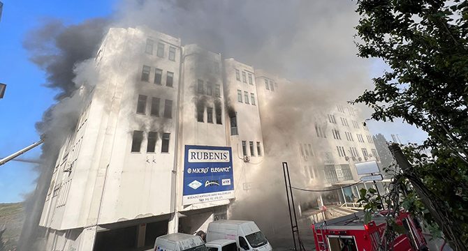 Başakşehir'de korkutan fabrika yangını