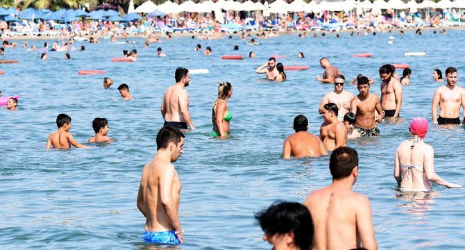 Ege'deki turizm merkezlerinde bayram yoğunluğu yaşanıyor