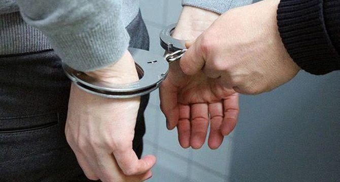 Cumhurbaşkanı'nın afişine bıyık çizip küfürlü ifadeler yazdı: Tutuklandı