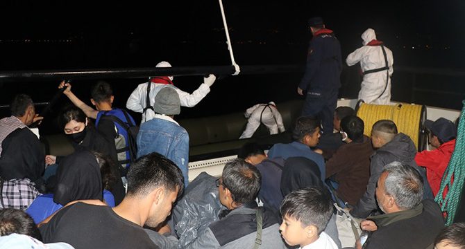 Çanakkale'de 35 düzensiz göçmen kurtarıldı