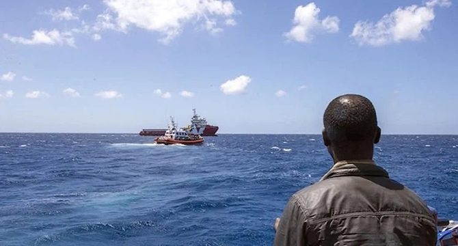 Türk gemisinde kaçak göçmen krizi: İtalya'da müdahale edildi