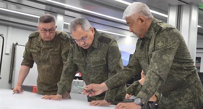 Şoygu, Ukrayna'daki Rus askeri merkezini ziyaret etti