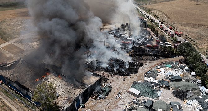 Ankara'da yatak fabrikası yandı