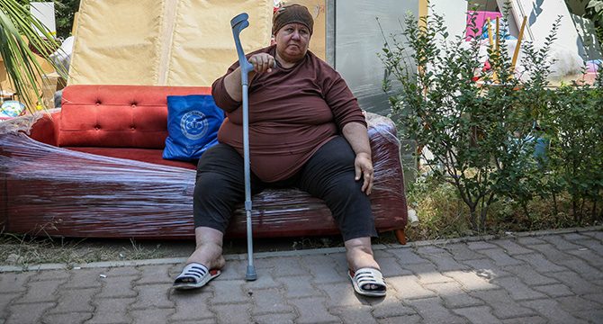 Davalık olduğu engelli kiracısını evinden attı: Sokakta kanepede yaşıyor