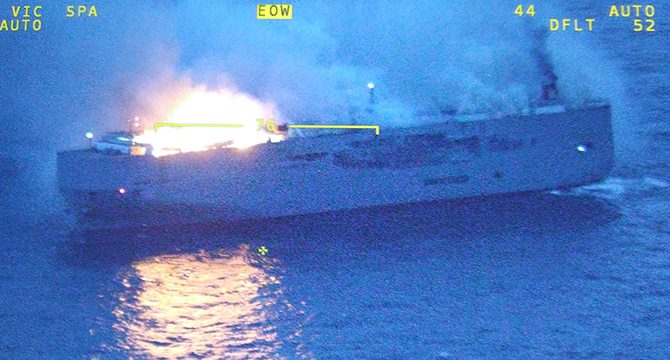 Hollanda'da kargo gemisinde yangın: 1 ölü