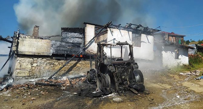 Kastamonu'da traktörde çıkan yangın evi küle çevirdi