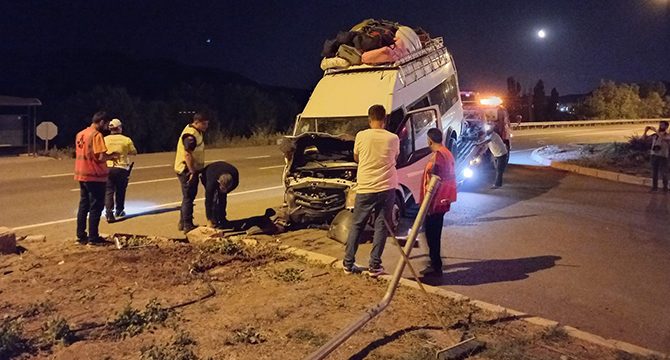 Kayseri'de minibüs ile otomobil çarpıştı: 16 yaralı