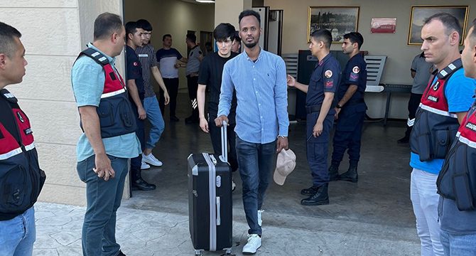 Kocaeli'de 8 düzensiz göçmen sınır dışı edildi