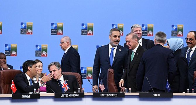 NATO liderleri zirvenin ikinci gününde toplandı