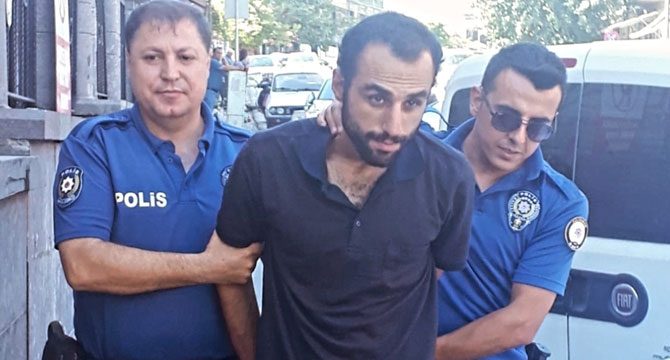 Annesi ve kardeşini dövüp, evdeki dört kediyi öldürdü