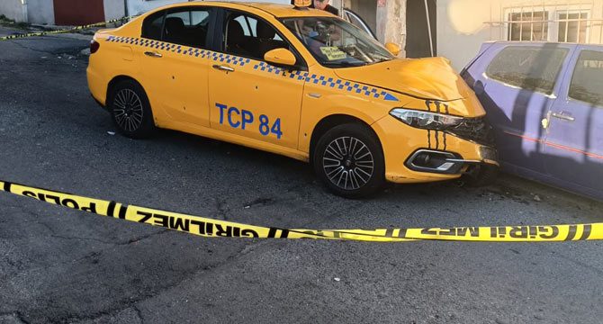 İstanbul'da taksideki yolculara ateş açıldı, şoför öldü