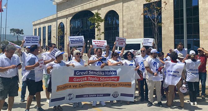 Sağlık çalışanları İzmir'de eylem yaptı