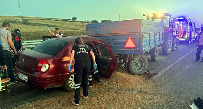 Traktöre arkadan çarpan otomobildeki 2 kişi öldü