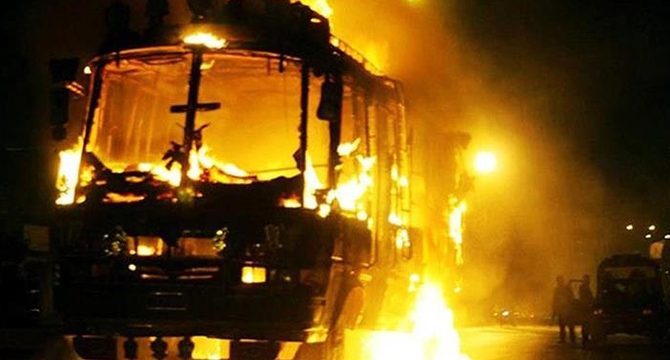 Hindistan'da devrilen otobüs alev aldı: 25 ölü, 8 yaralı