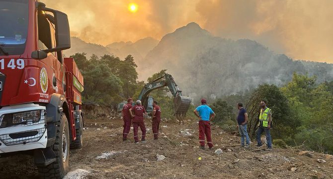 Antalya Kemer'deki orman yangını 4. gününde