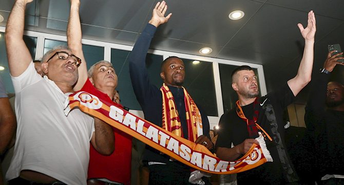 Galatasaray'dan Wilfried Zaha'ya görkemli karşılama