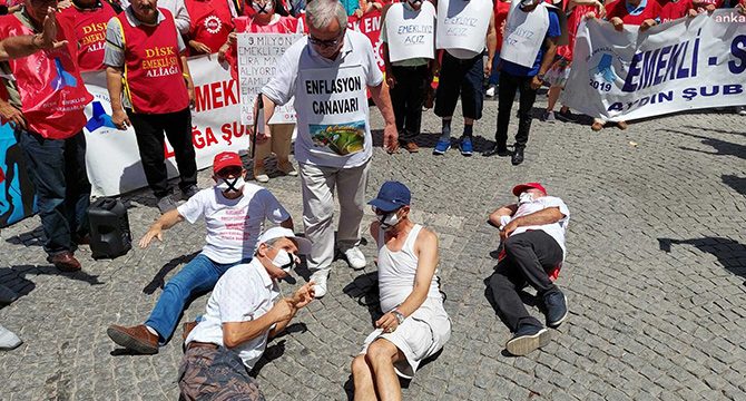 İzmir'de emeklilerden 'enflasyon canavar'lı zam tepkisi