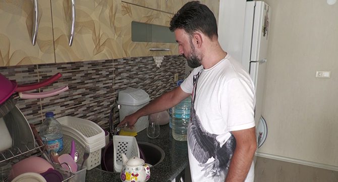 İzmir'de kira artışını az bulan ev sahibi, kiracının suyunu kesti