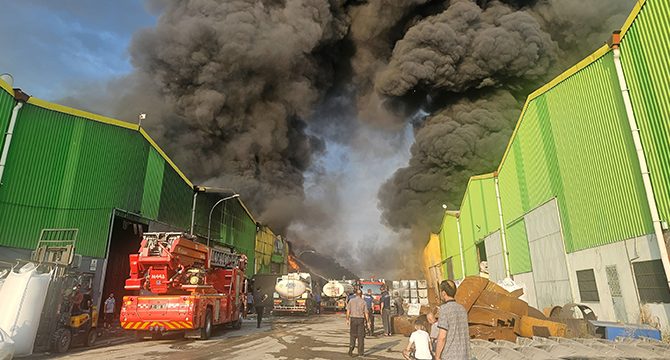 Adana'da iki fabrikada yangın