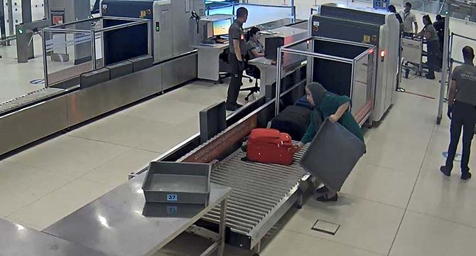 Başkasına ait valizi aldı yakayı ele verdi