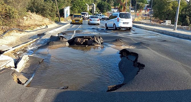Bodrum'da su isale hattı patladı, cadde suyla doldu
