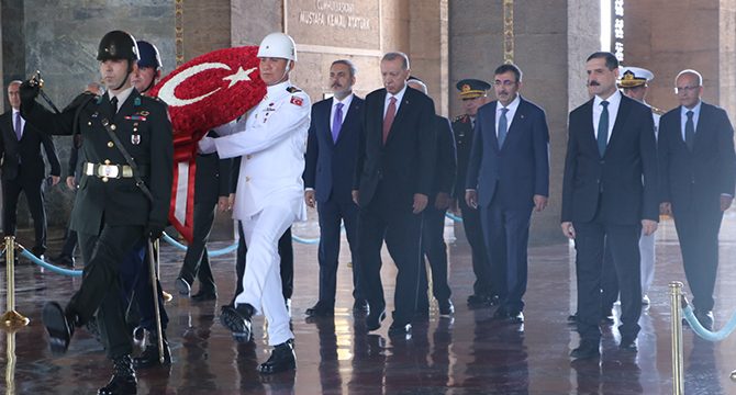 Erdoğan, YAŞ üyeleriyle Anıtkabir'i ziyaret etti