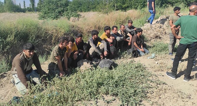 Iğdır'da 13 göçmen kaçakçısı tutuklandı
