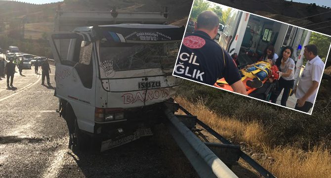 Kamyonetle hafif ticari araç çarpıştı; 1'i ağır, 7 yaralı