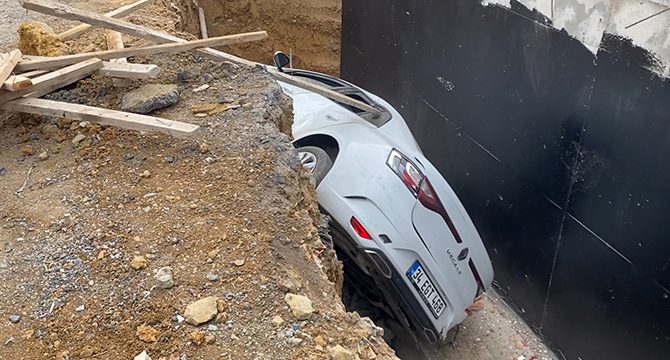Kartal'da araçla çarpışan otomobil inşaatın boşluğuna düştü