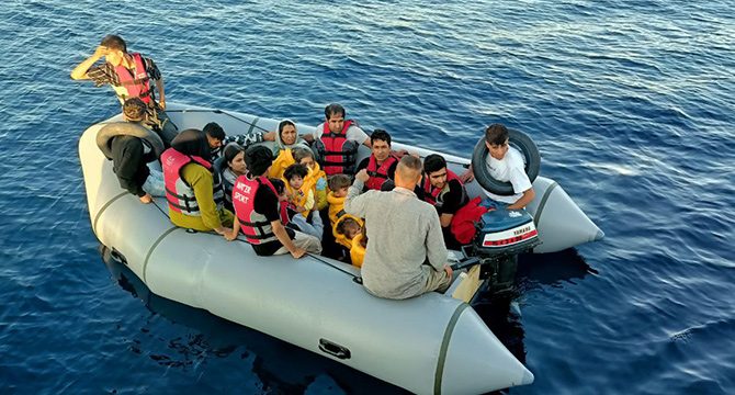 Kuzey Ege'de 20 düzensiz göçmen yakalandı