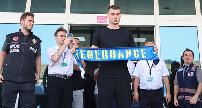 Fenerbahçe, Livakovic'i İstanbul'a getirdi