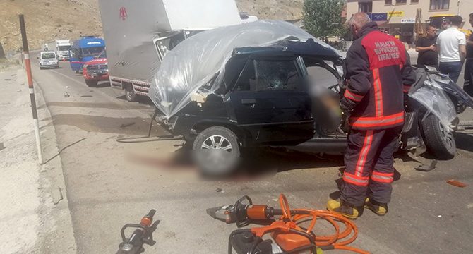 Malatya'da feci kaza: 2 ölü, 1 yaralı