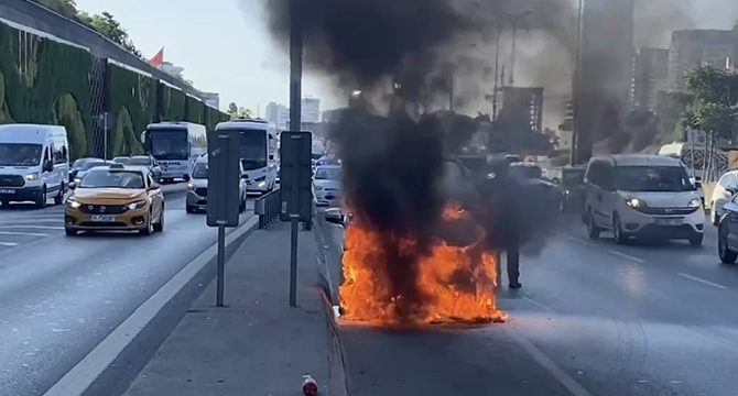 Maltepe’de hafif ticari araç alev alev yandı