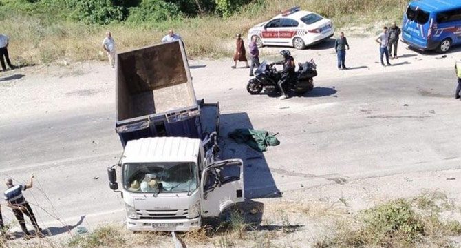 Yolcu minibüsü ile kamyon çarpıştı: 1 ölü, 5 yaralı