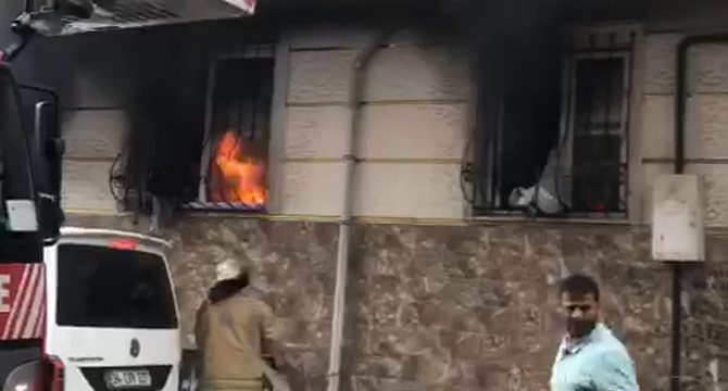 Eşi ve çocuklarının içinde bulunduğu daireyi yaktı 