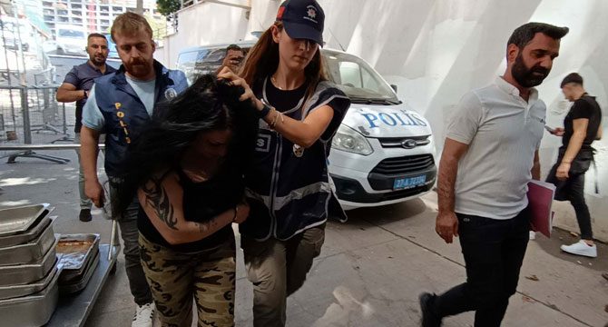 Erkek arkadaşını göğsünden bıçaklayıp öldüren kadın, tutuklandı