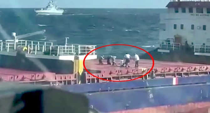 Rusya’nın Şükrü Okan gemisine düzenlediği baskın kamerada