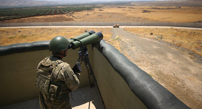 Suriye sınırında 1'i terör örgütü mensubu 2 kişi yakalandı