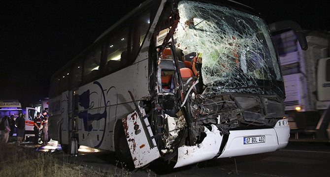 Yolcu otobüsü, önündeki TIR'a çarptı: 15 yaralı