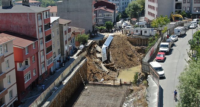 İstanbul'da yol çöktü: Çevredeki binalar boşaltıldı