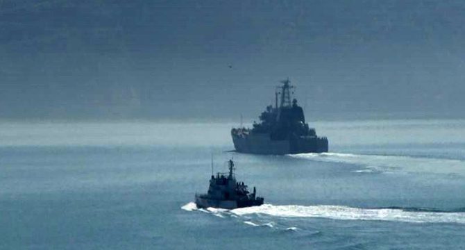 Rus savaş gemisi Karadeniz’de yük gemisine uyarı ateşi açtı