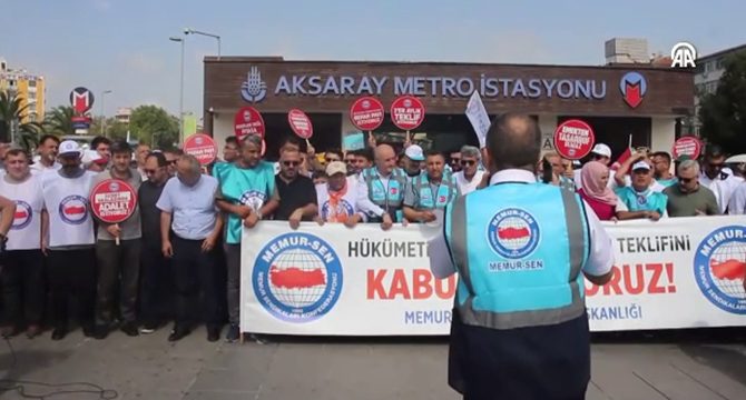 İstanbul'da Memur-Sen'den 'zam teklifi' protestosu