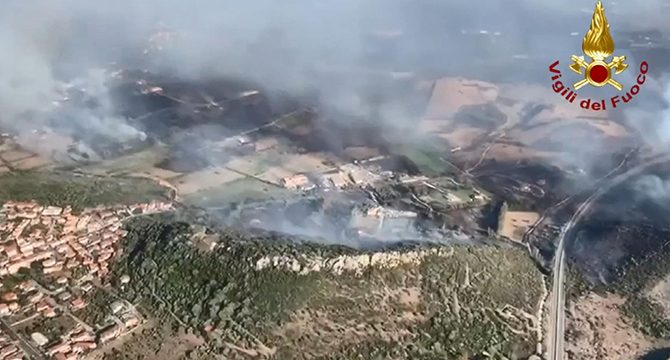 İtalya’da korkutan yangın: Kamp yerleri tahliye ediliyor