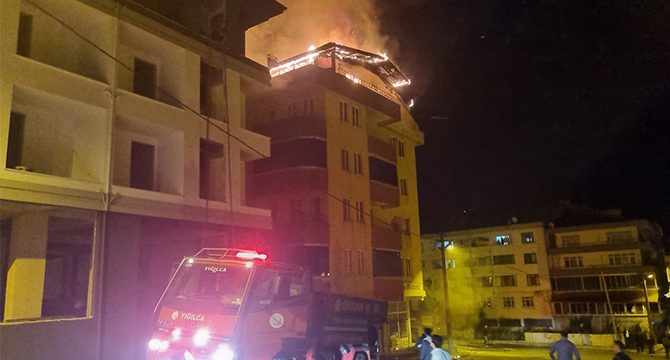 5 katlı binada çıkan yangın çatıyı da yaktı