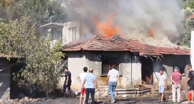 Antalya'da otluk alanda çıkan yangında 2 ev zarar gördü