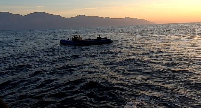 Aydın açıklarında sürüklenen bottaki 24 düzensiz göçmen kurtarıldı