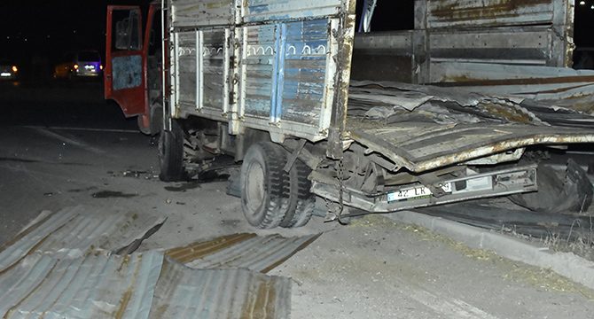 Kamyon, yolcu indiren kamyonete çarptı: 2 ölü, 7 yaralı