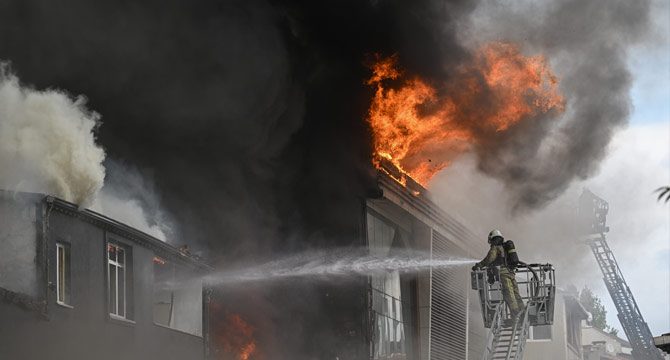 İstanbul'da korkutan yangın: Alevler dört binaya sıçradı