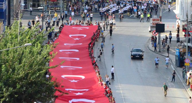 İzmir'de 350 metrelik dev Türk bayrağı ile 'Zafer Yürüyüşü'