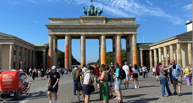 İklim aktivistleri tarihi Brandenburg Kapısı'nı turuncuya boyadı